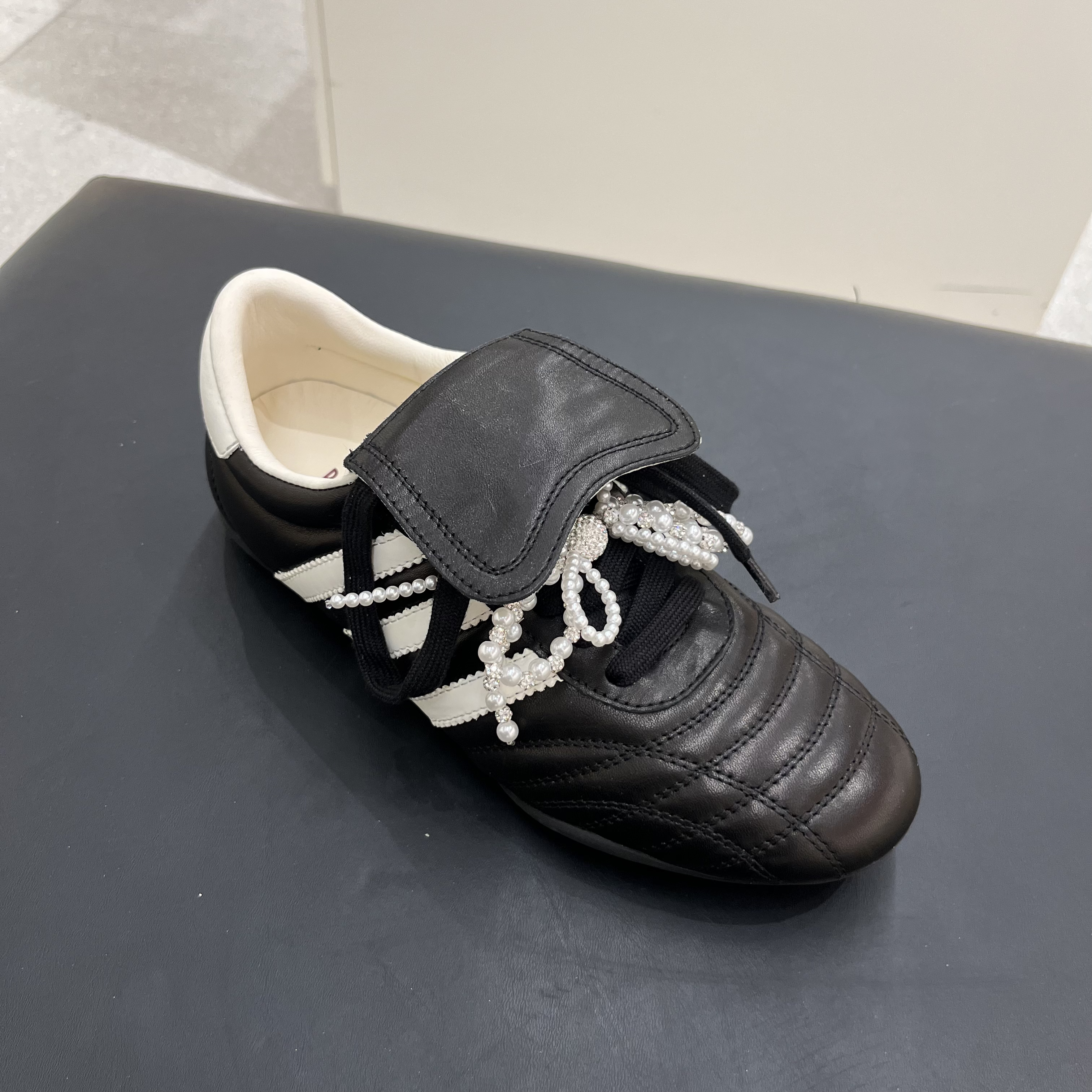 波斐女款珍珠德训鞋 378黑色软底