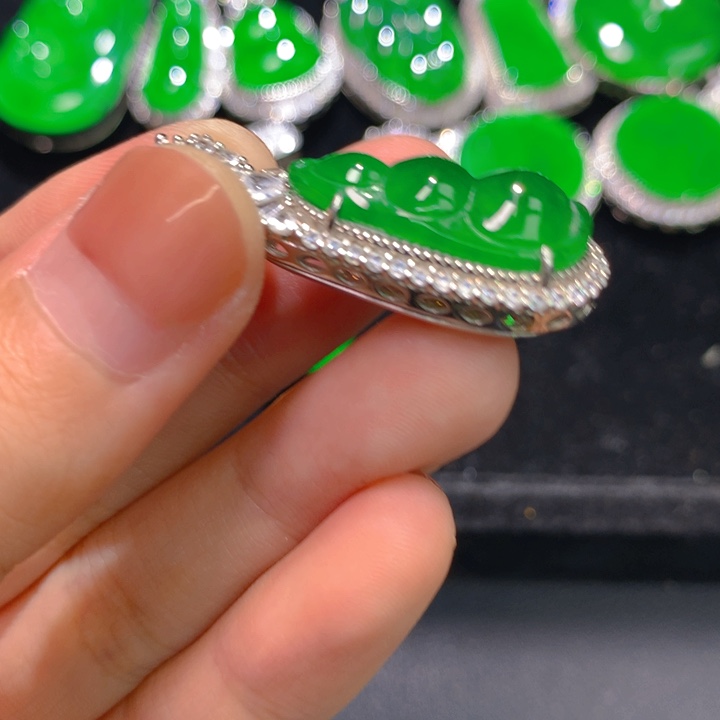 翡翠银S925镶嵌颈饰一个