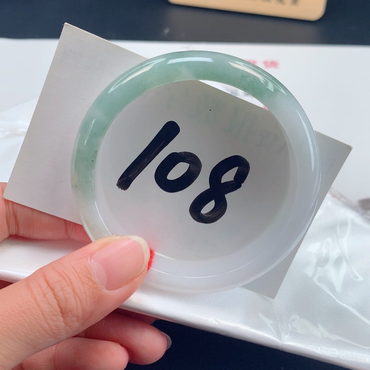 翡翠手镯未镶嵌冰