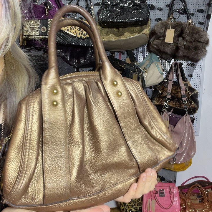 蚕丝包包包包包包包包吧金色