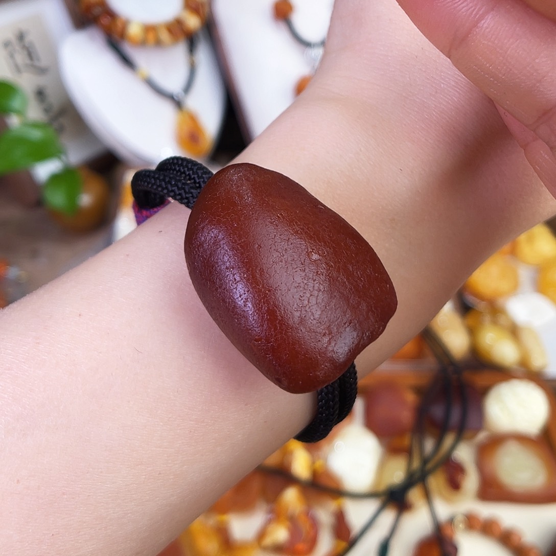 琥珀珠宝奇石未镶嵌。