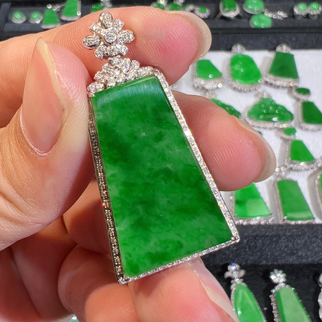 【闪购商品】翡翠吊坠(不含链)18K金镶嵌