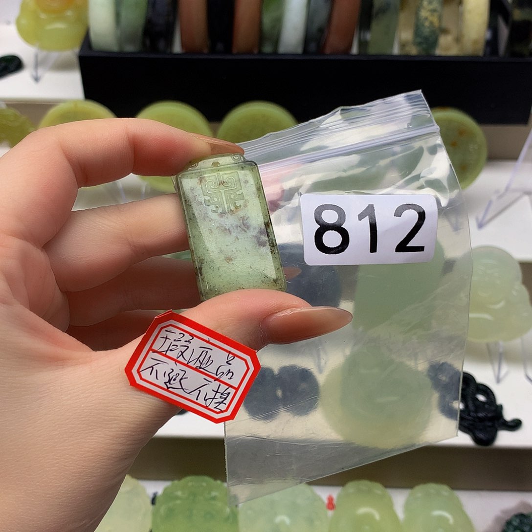 蛇纹石玉颈饰未镶嵌