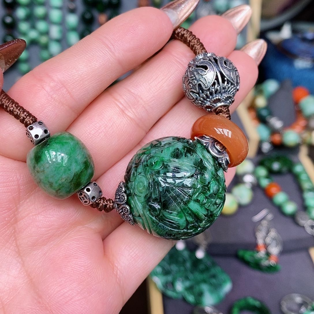 翡翠颈饰未镶嵌漂亮美眉