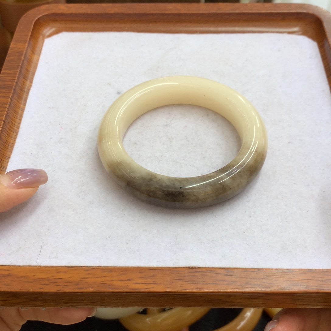 石英质玉未镶嵌手镯