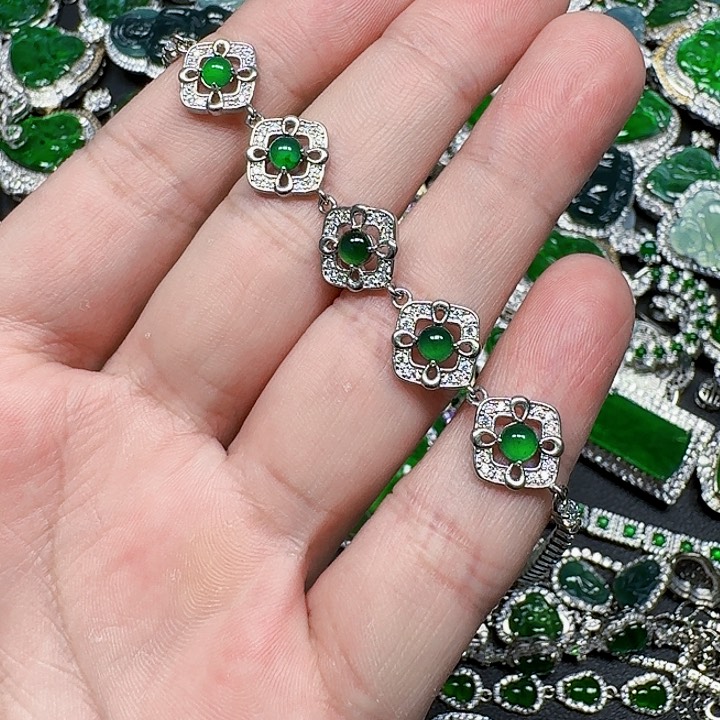 翡翠颈饰未镶嵌天然A货翡翠放漏