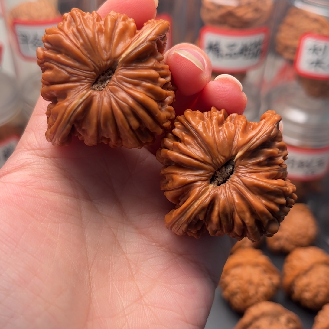 k***i文玩核桃把件46全品红皮楼