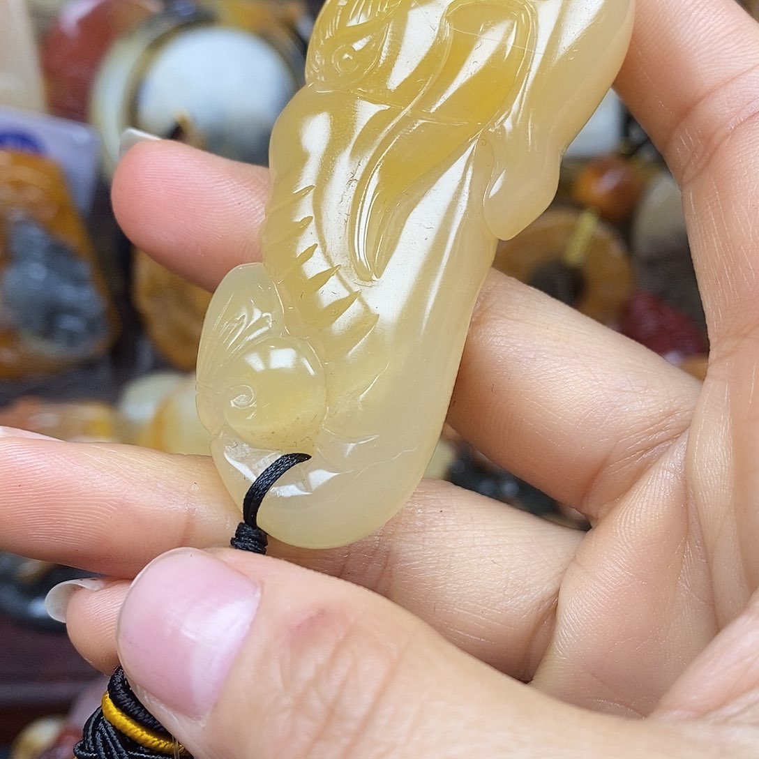 石英质玉（黄龙玉）颈饰未镶嵌