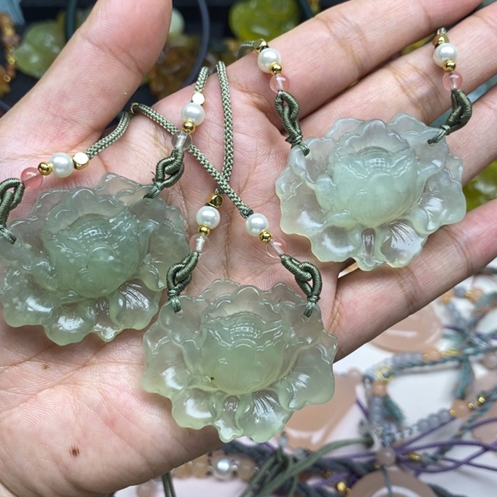 蛇纹石玉未镶嵌颈饰