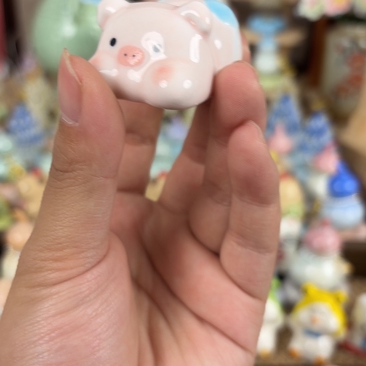 陶瓷蓝色趴着猪猪