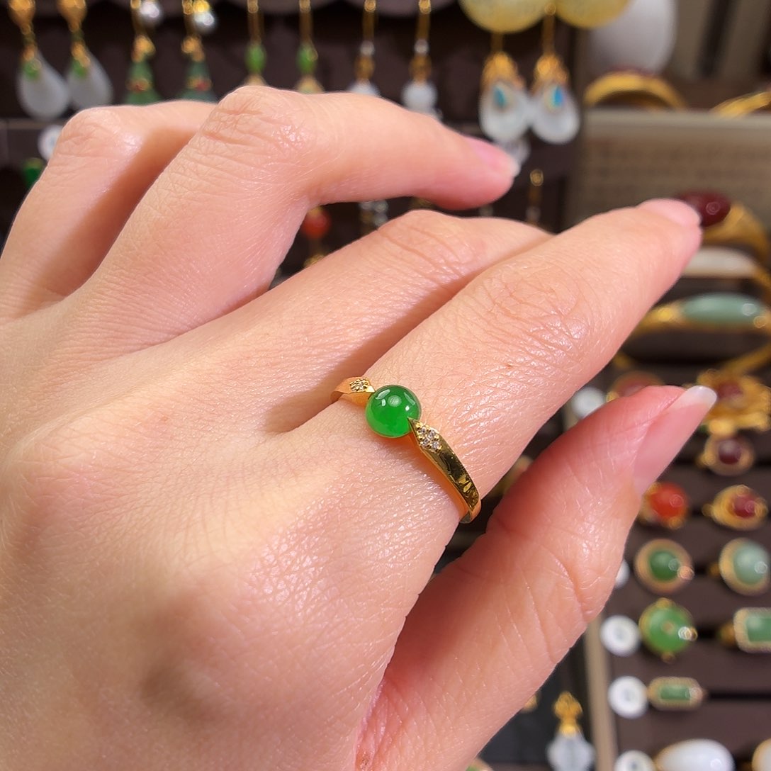 颈饰18K金镶嵌翡翠