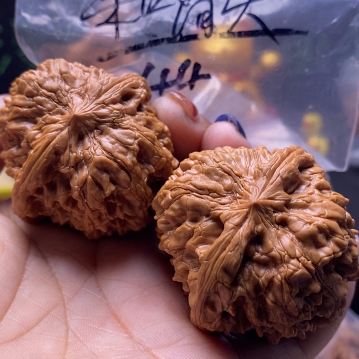 文玩核桃吊坠和尚头