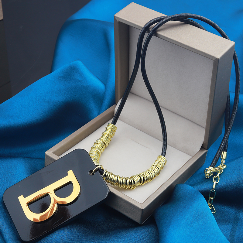 铜合金皮质项链 新款皮绳链条女长款B字母吊坠挂链网红百搭毛衣链