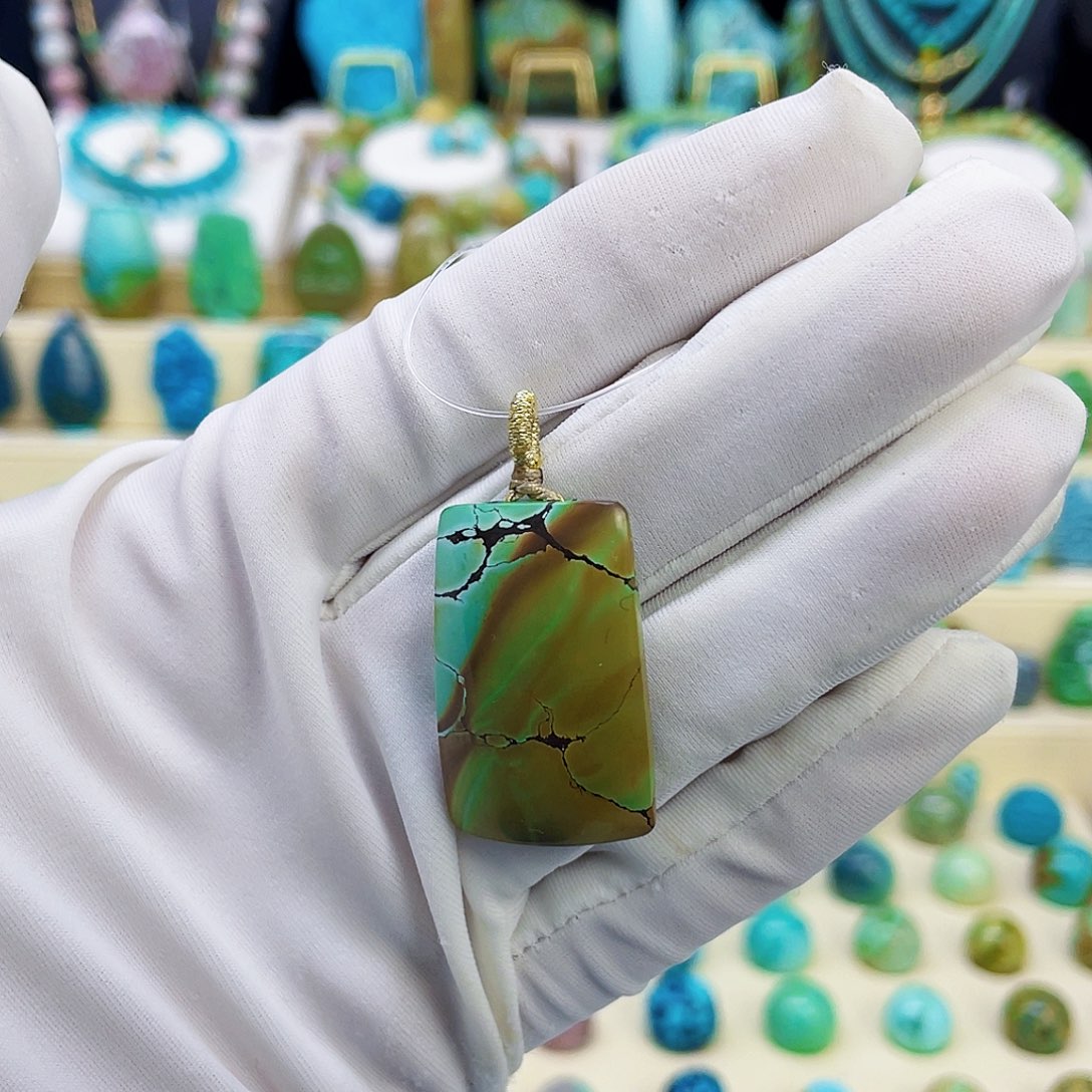 绿松石未镶嵌颈饰