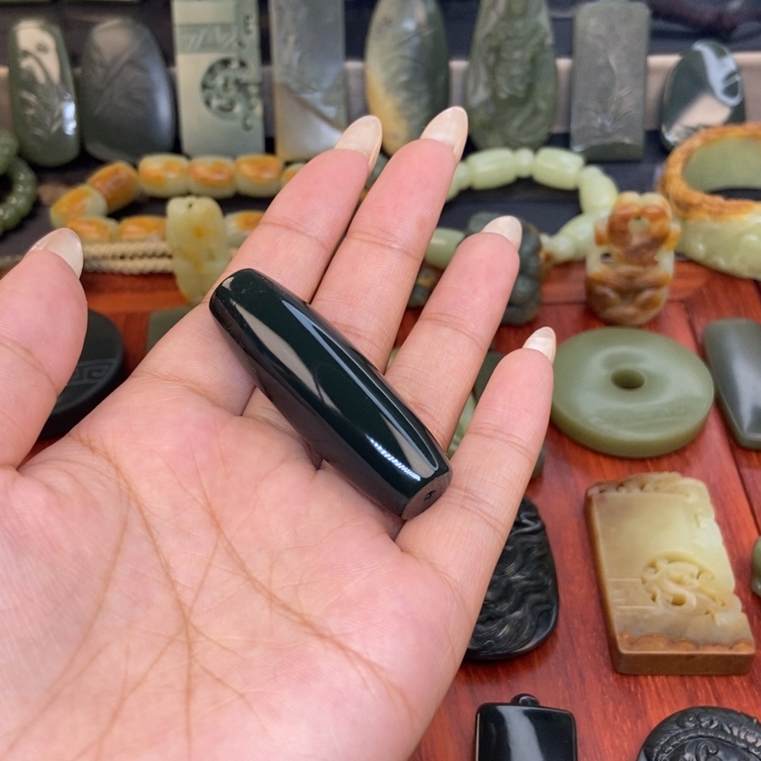 未镶嵌岫岩老玉（透闪石质玉）挂件