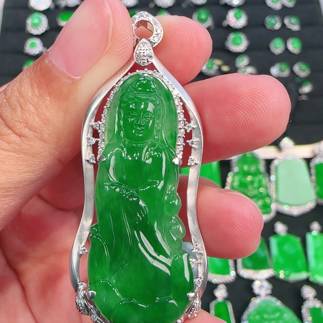 翡翠18K金镶嵌颈饰吊坠