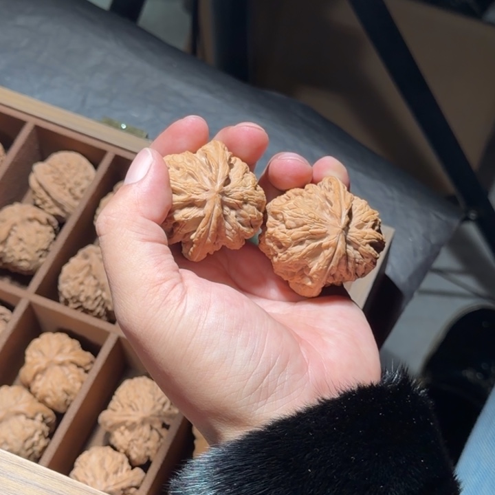 文玩核桃把件1023号全品红锦鲤40mm以上