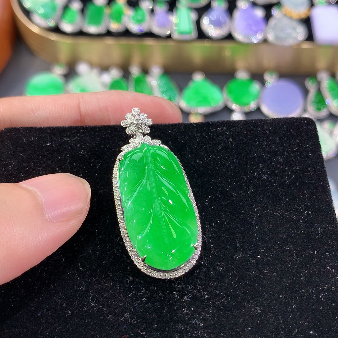 翡翠18K金镶嵌颈饰