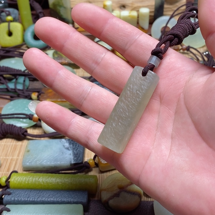 蛇纹石玉挂件未镶嵌