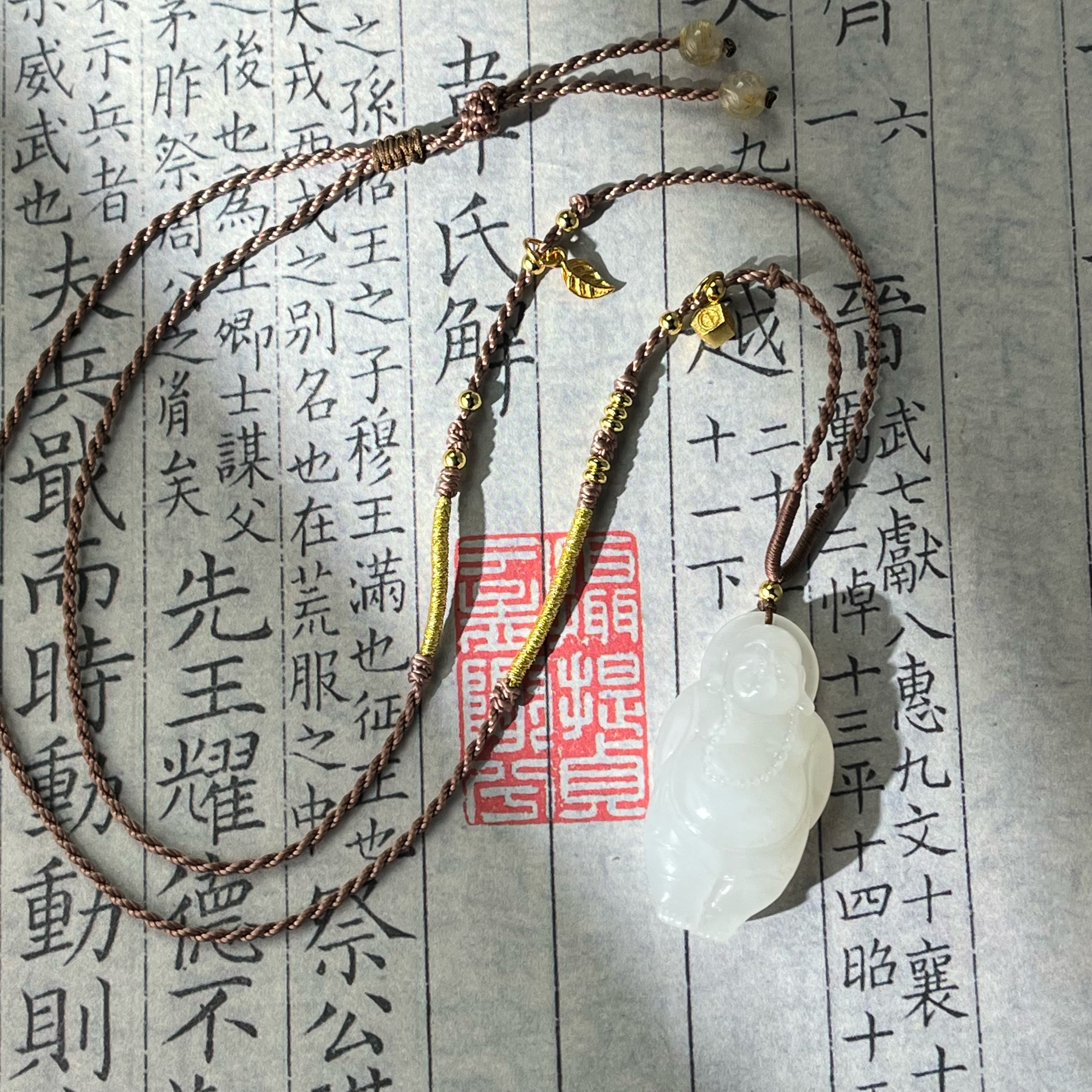 【大新珠宝】和田玉白玉 逍遥佛吊坠 约38*21*12.6mm-多样性发一