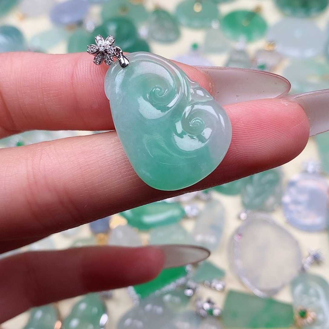 翡翠颈饰18K金镶嵌如意