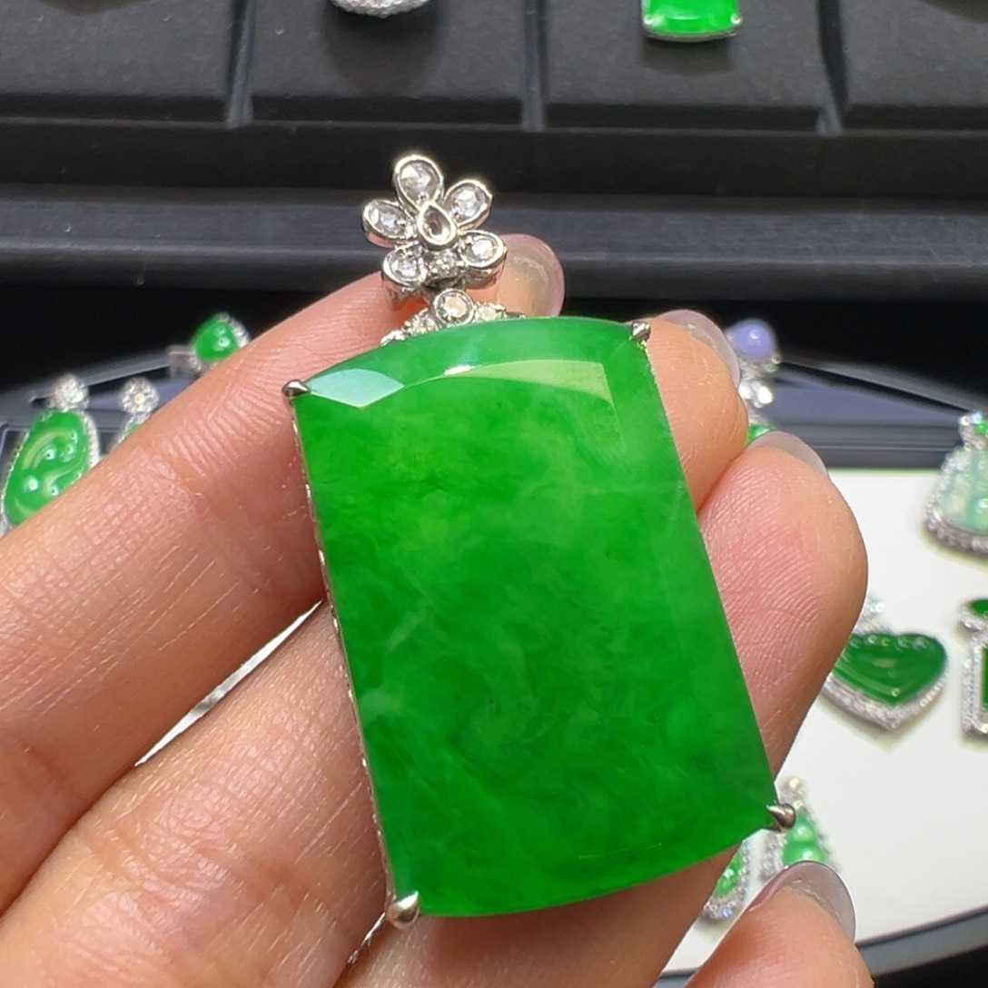 翡翠颈饰18K金镶嵌翡翠