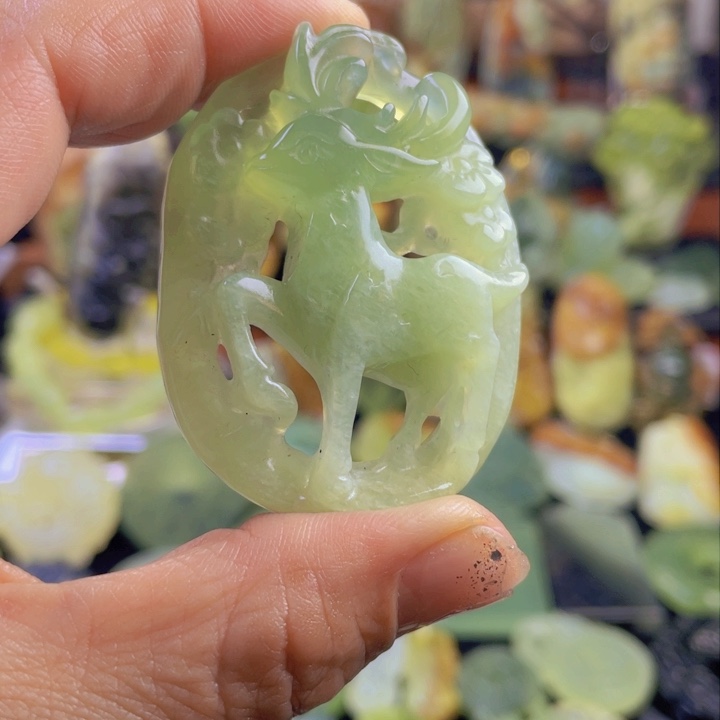 蛇纹石玉颈饰合金