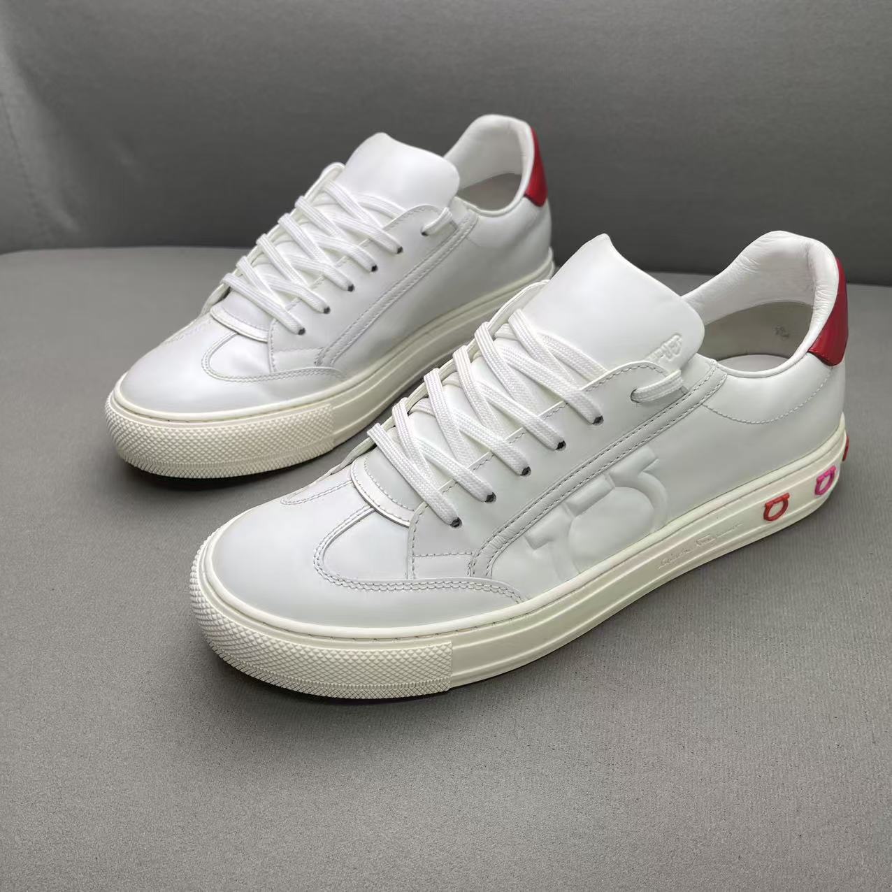 95新 FERRAGAMO/菲拉格慕 白色皮面大logo时尚百搭板鞋 40码