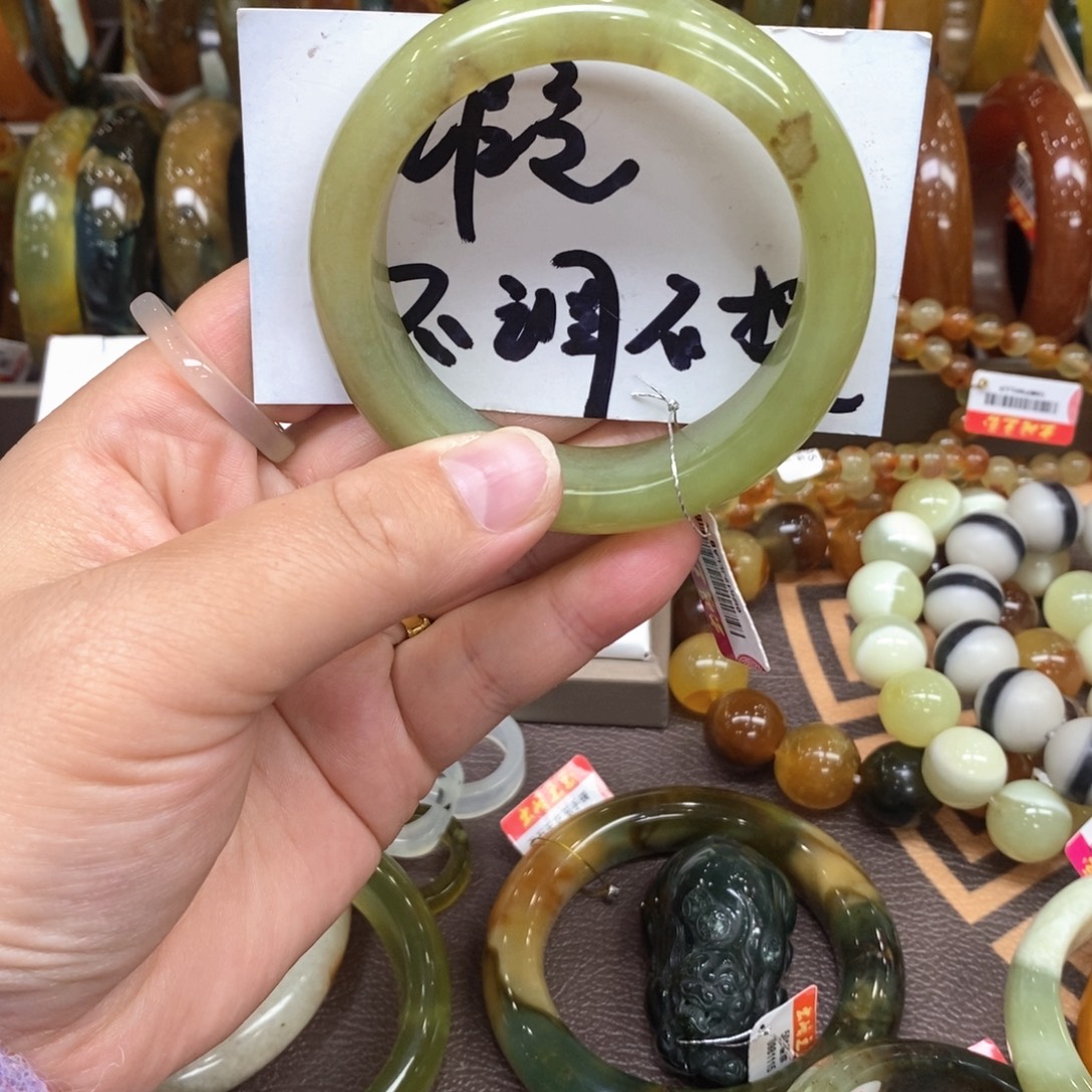 蛇纹石玉未镶嵌手镯