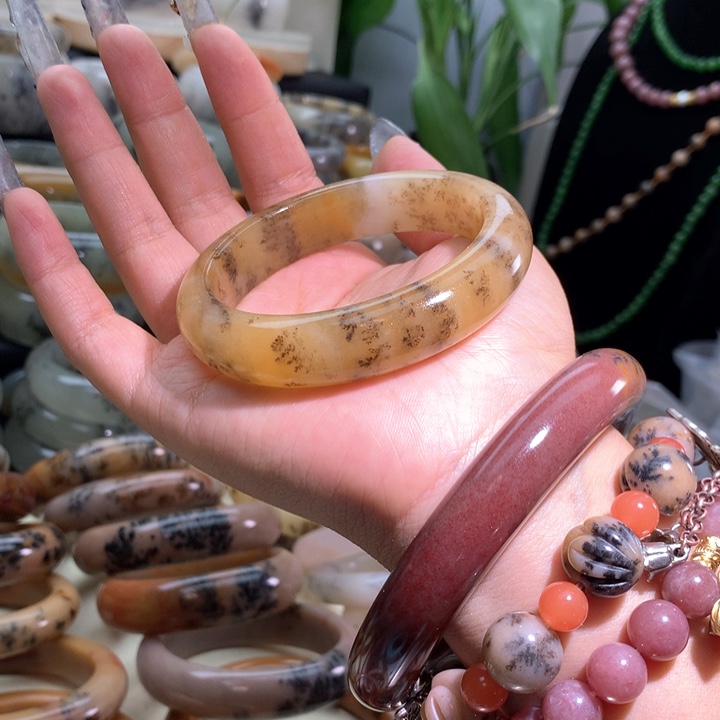 ***石英岩玉未镶嵌手镯