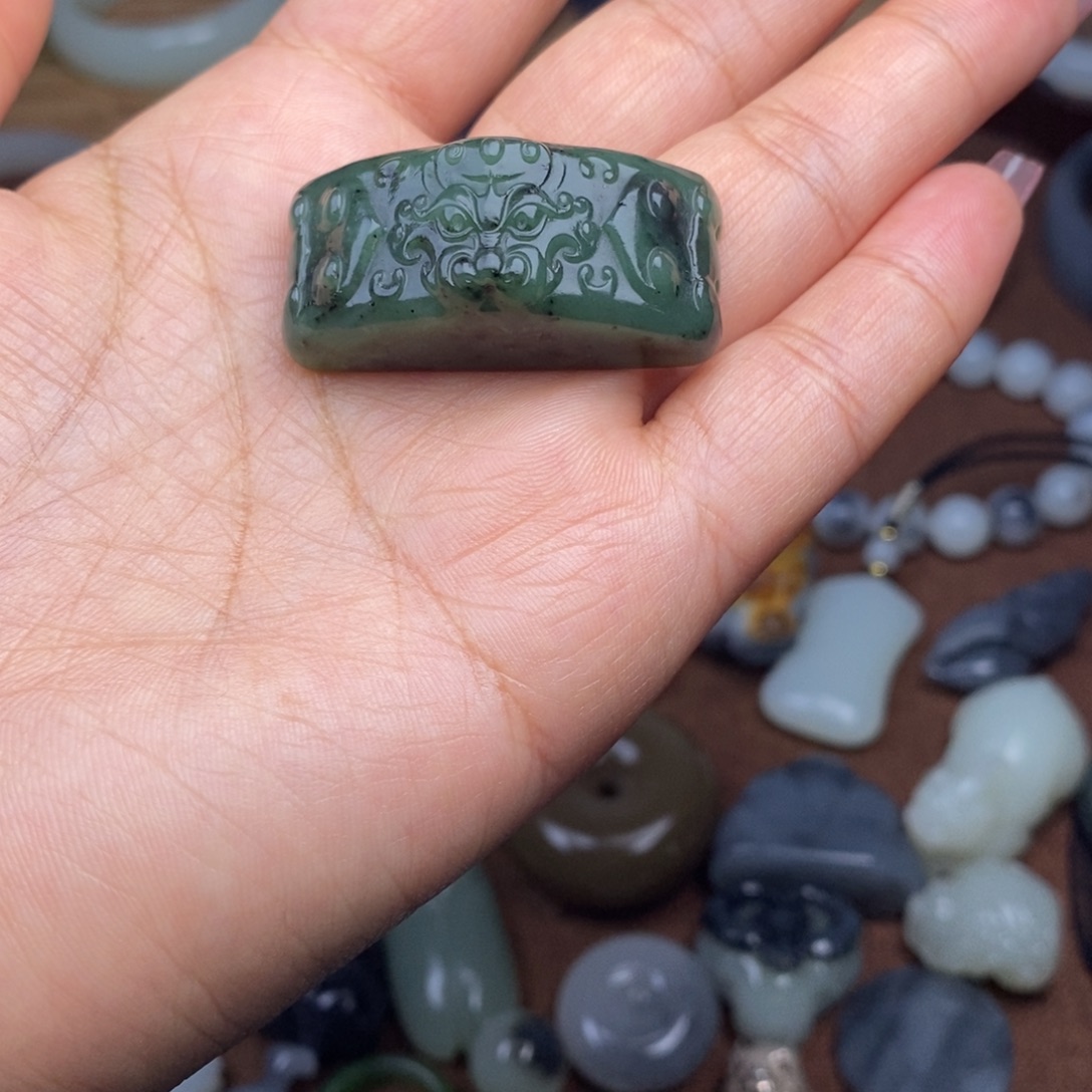 蝈***蝈和田玉未镶嵌颈饰