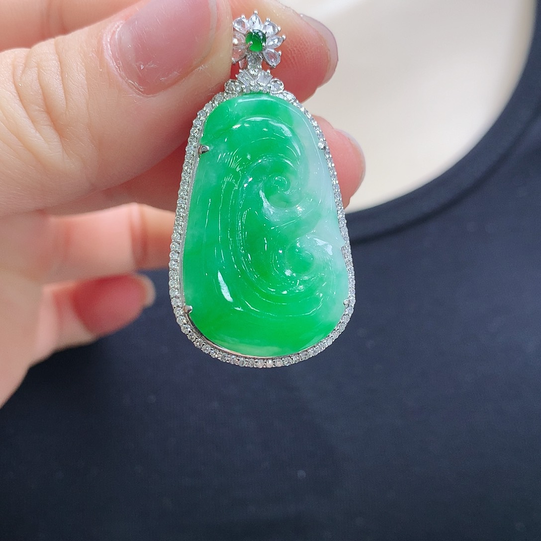 翡翠颈饰18K金镶嵌如意