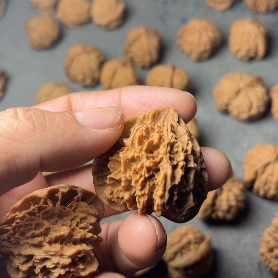 关***风文玩核桃吊坠刺龙