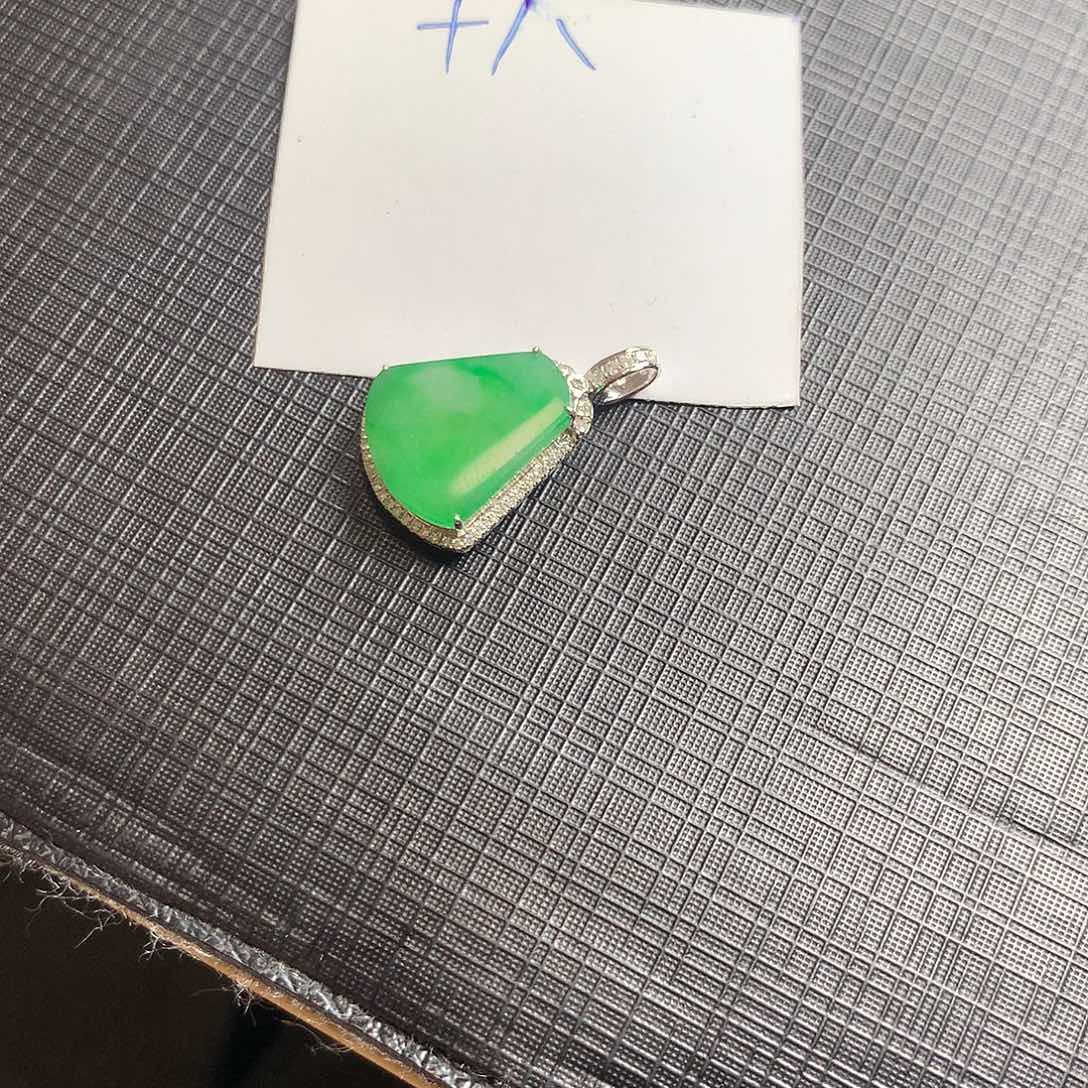 翡翠颈饰18K金镶嵌翡翠