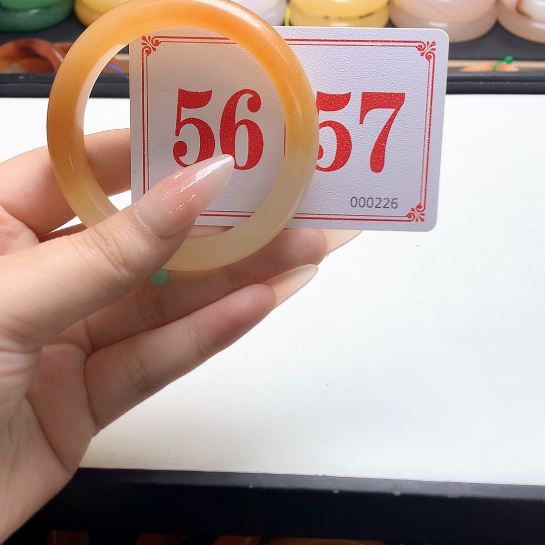 未镶嵌石英质玉（黄龙玉）手镯