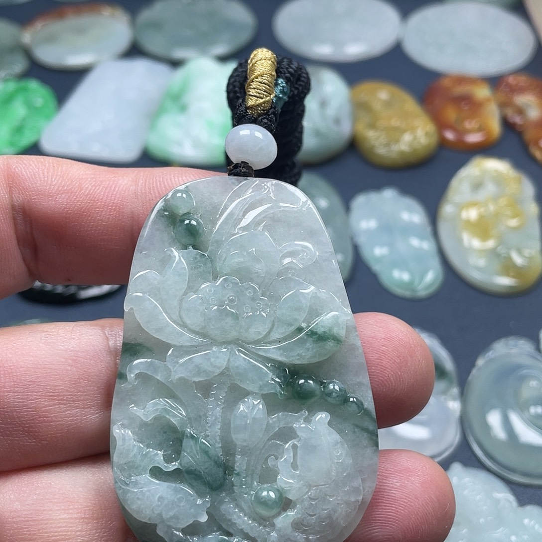 翡翠未镶嵌颈饰荷花鱼