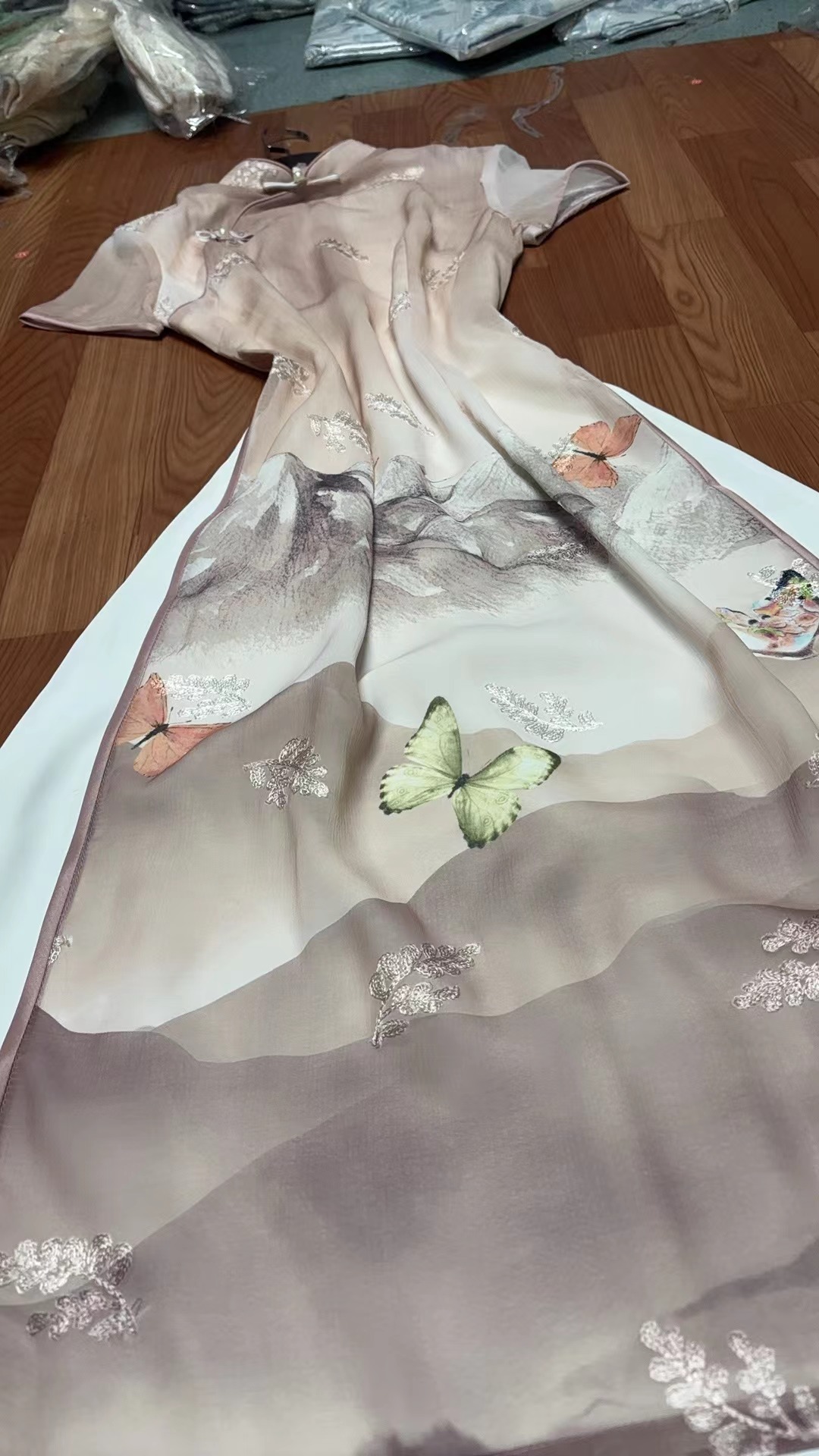 185-粉色 渐变 定位 刺绣蝴蝶 奥戴 旗袍