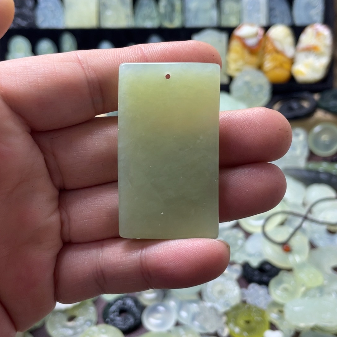 蛇纹石玉颈饰未镶嵌