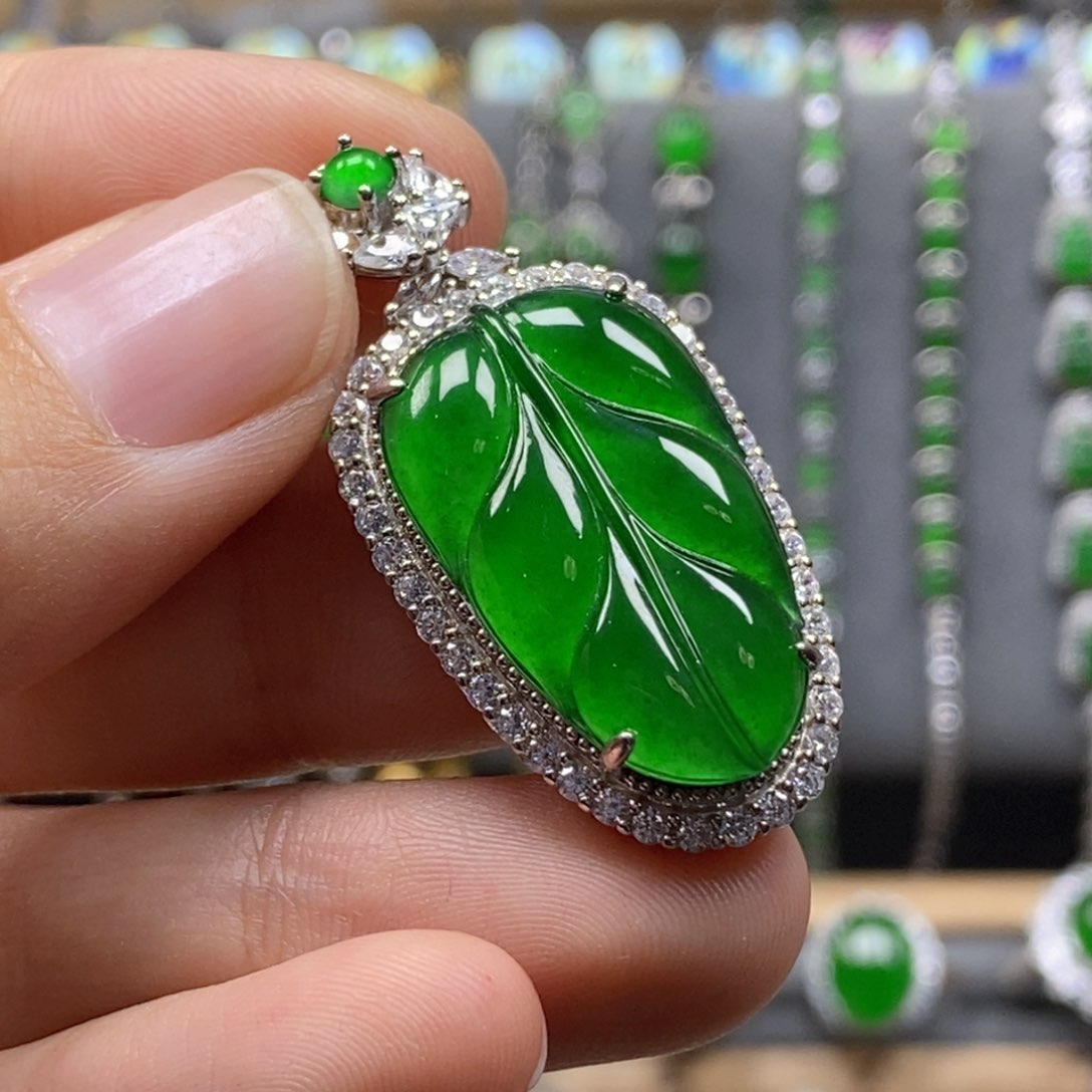 颈饰银S925镶嵌翡翠天****人25.6mm