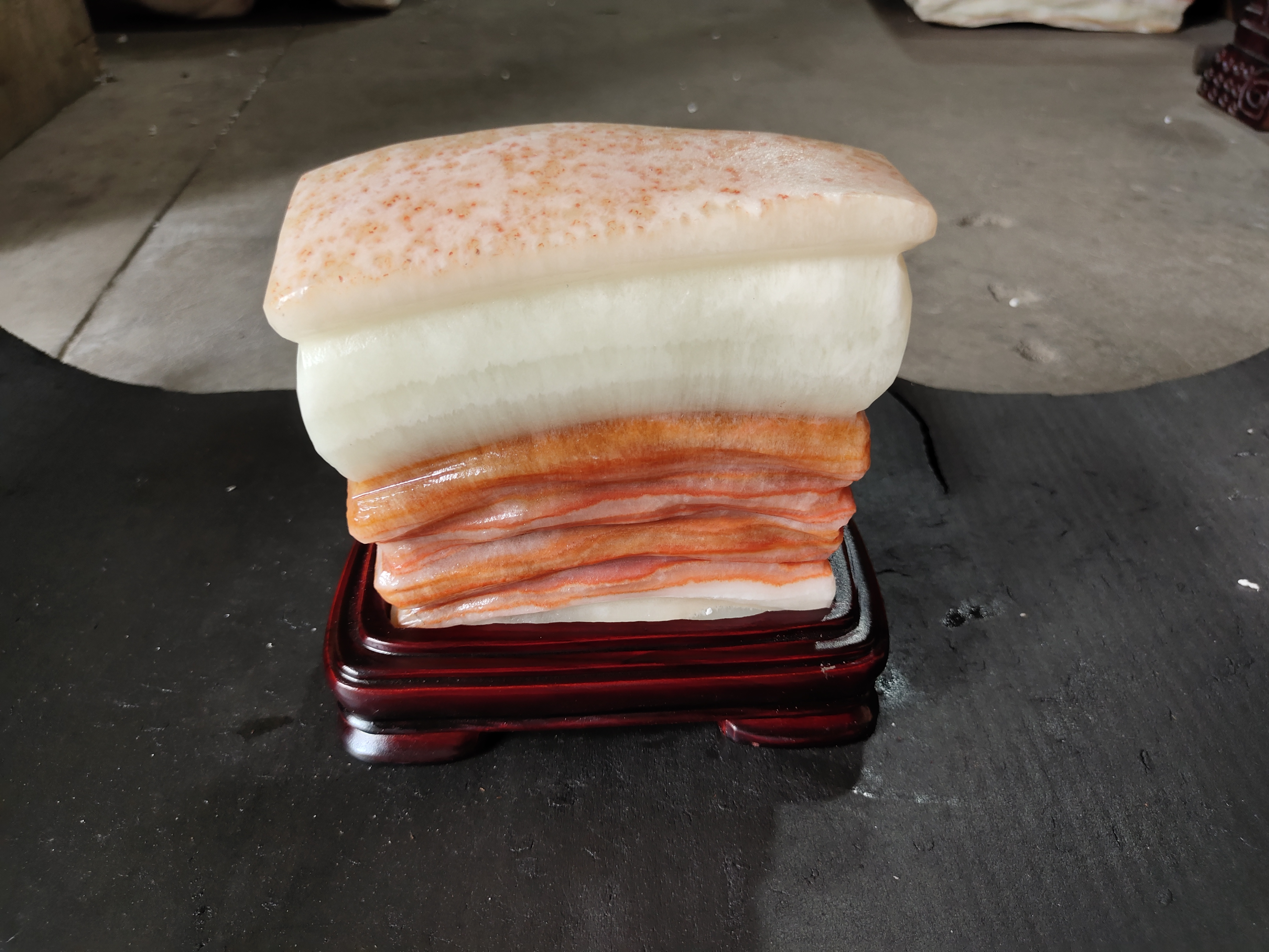 广西天然猪肉石,石头尺寸15*5.5*13含座长17高16cm,6斤