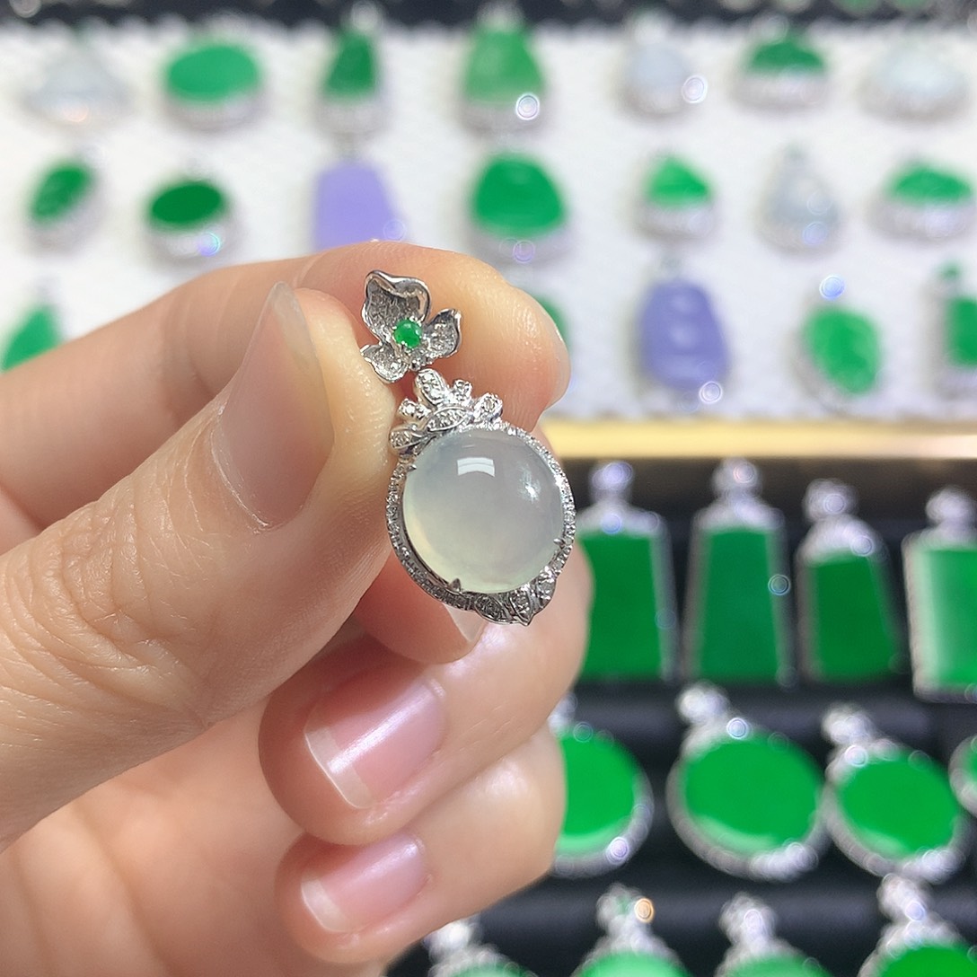 颈饰18K金镶嵌翡翠吊坠