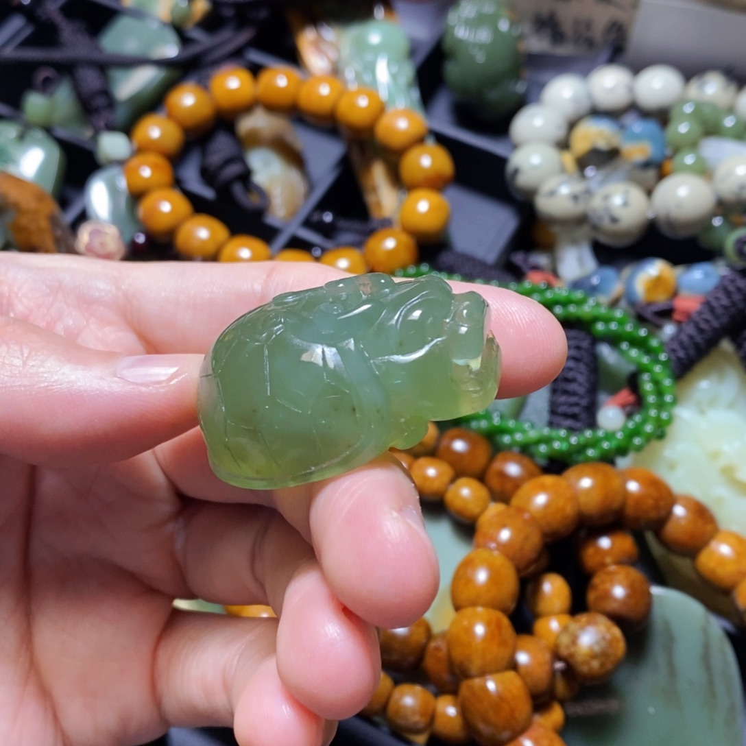 蛇纹石玉未镶嵌颈饰