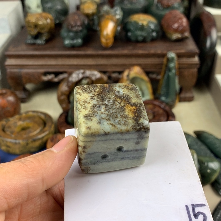 岫岩河磨玉（透闪石质玉）手把件有瑕未镶嵌