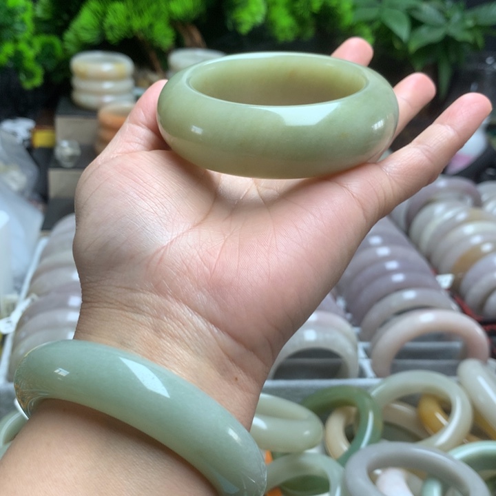 以***华石英质玉未镶嵌手镯