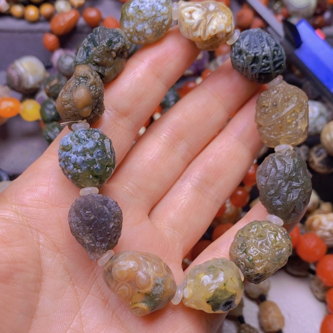 合金颈饰玛瑙/玉髓梅****?