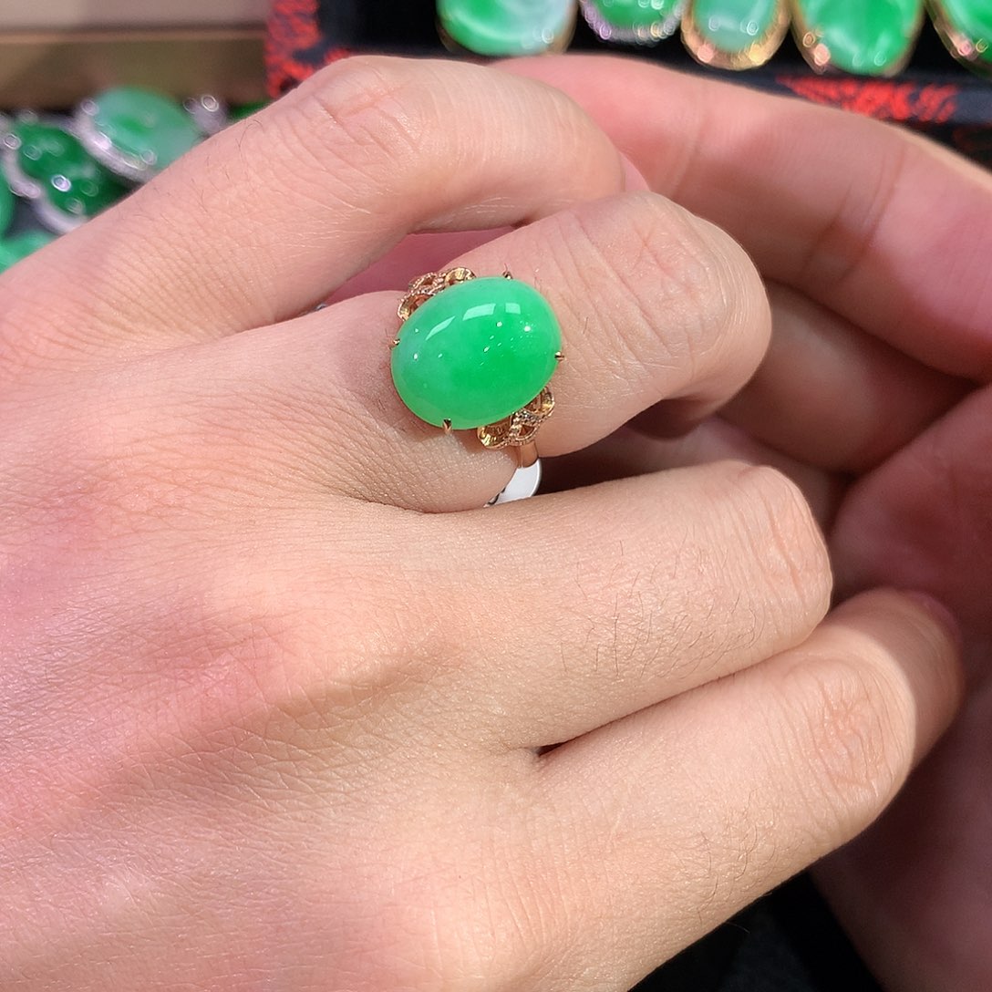 翡翠戒指18K金镶嵌蛋面