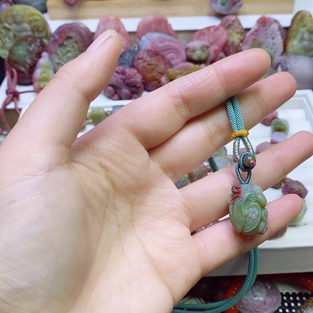 玛瑙/玉髓盐源玛瑙吊坠未镶嵌