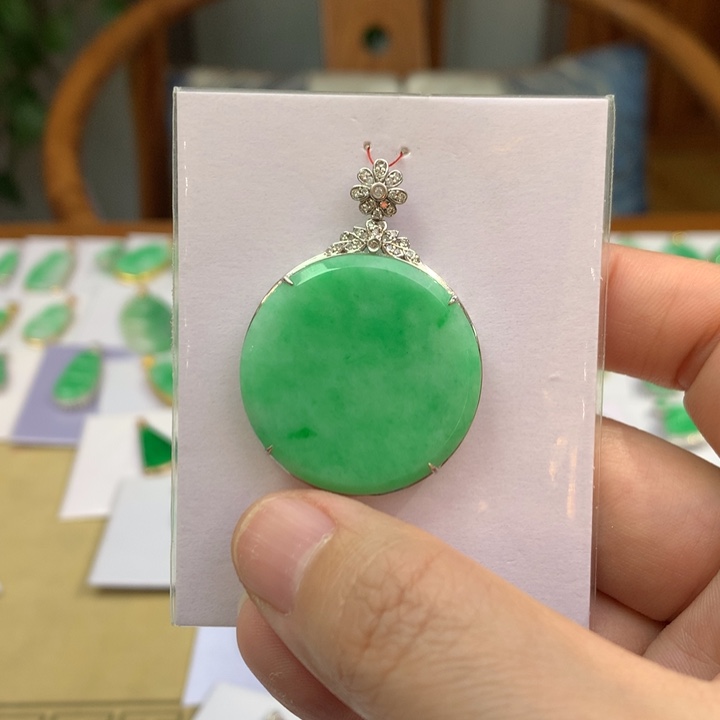 翡翠18K金镶嵌颈饰翡翠吊坠
