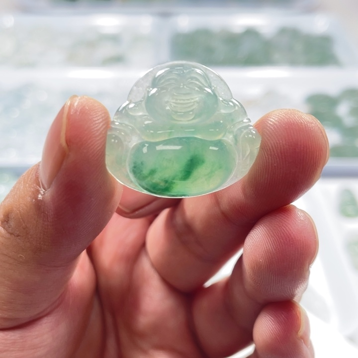 翡翠未镶嵌颈饰佛