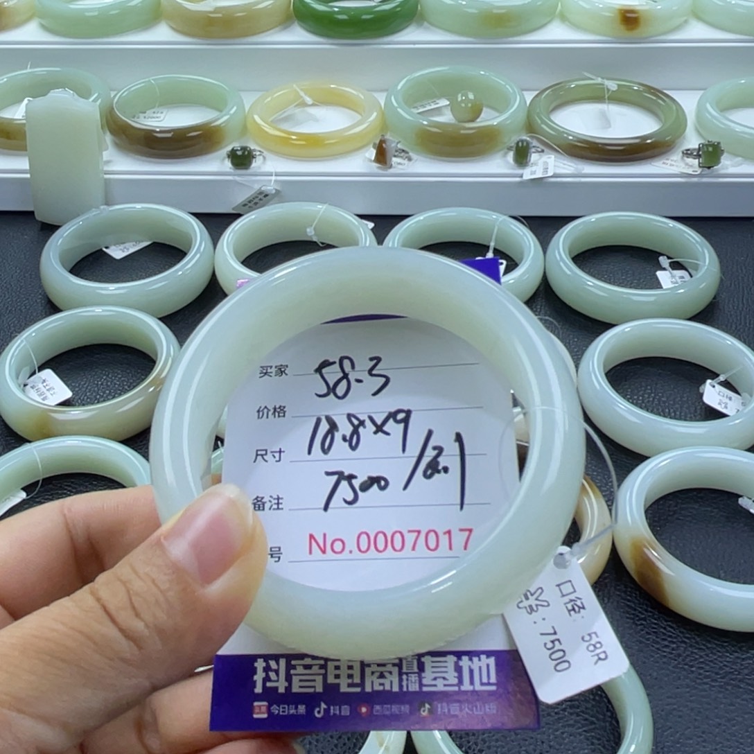 用***1和田玉手镯未镶嵌